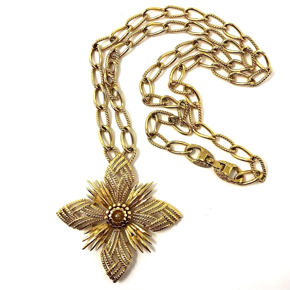Monet vintage gold tone flower pendant necklace